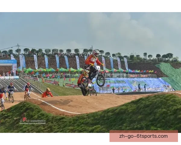 BMX杯赛精彩瞬间：速度与激情